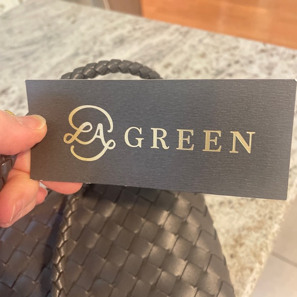 Elegant Gray Woven Handbag with Gold Accent - Picture 3 of 4